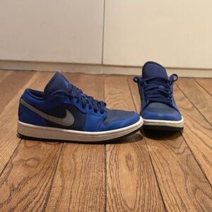 Jordan Men's Blue and White Sneakers